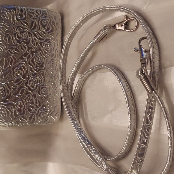 Embossed Wallet or crossbody - Picture 4 of 5